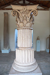 Археологический музей, восстановленные база и капитель колонны с пропилона Птолемея II, 285-281 гг. до н.э.