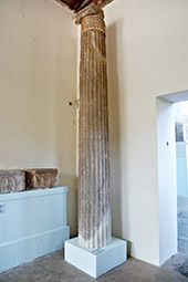 Археологический музей, колонна с пропилона к залу хоральных танцев, ок. 340 г. до н.э.