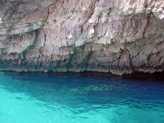 Западный берег Пакси, пещеры Ахаи