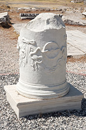 Пропилон, колонна со змеями