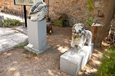 Скульптуры возле музея