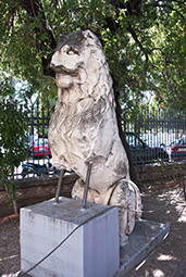 Скульптура возле музея