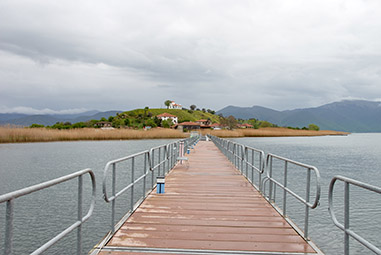 Мост к островку Агиос Ахиллиос