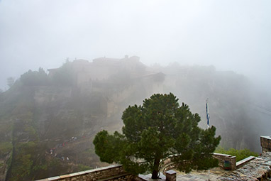 Монастырь Великий Метеор в тумане
