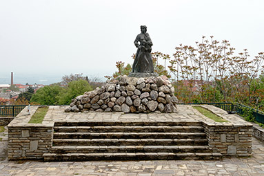 Науса, памятник женщинам и детям, бросившимся с обрыва