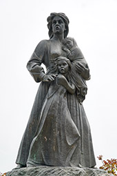 Науса, памятник женщинам и детям, бросившимся с обрыва