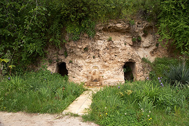 Науса, источник с пещерой