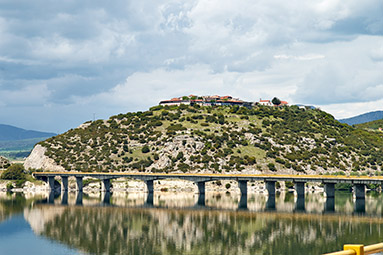 Мост через водохранилище Полифитос и деревня Нерайда