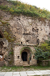 Монастырь Иоанна Предтечи, вход в пещеру