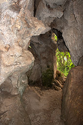Школа Аристотеля, пещера