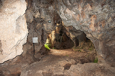 Школа Аристотеля, пещера