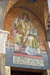 Мозаика над входом в церковь