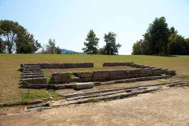 Древняя Олимпия, Стадион, трибуна для судей