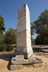 Древняя Олимпия, стела под статую Ники Пеония