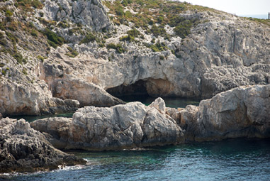 Бухта Лимнионас, пещера