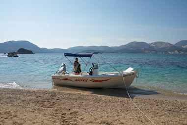 Пляж Маратониси с нашей лодкой