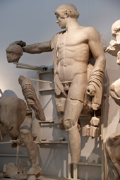 Археологический музей Олимпии, западный фронтон храма Зевса