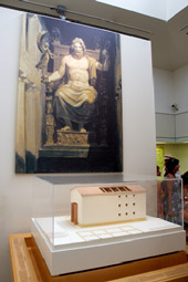 Археологический музей Олимпии, макет храма Зевса и изображение статуи Зевса